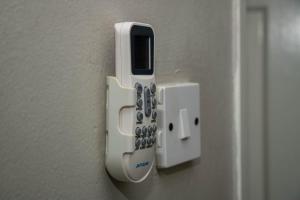 Un cellulare è collegato a un muro di Ivory Inn Bed & Breakfast a Gaborone