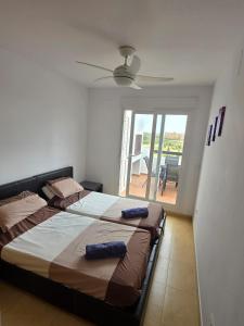 una camera con un grande letto e un ventilatore a soffitto di Penthouse Las Terrazas de la Torre a Roldán