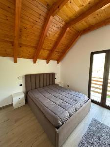 Postel nebo postele na pokoji v ubytování Bujtina OKOLI + 11 fotografií