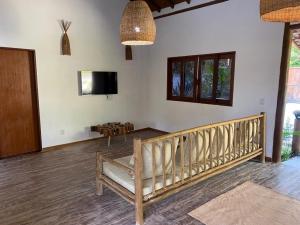 ポルト・セグロにあるRecanto da Mata Houseのリビングルーム(ベンチ、テレビ付)