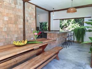een keuken met een houten tafel met bananen erop bij Casa Recanto da Mata - Trancoso in Porto Seguro
