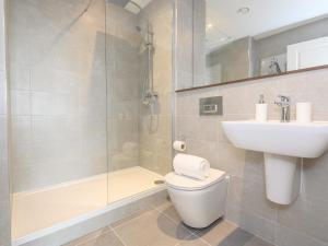 a bathroom with a toilet and a sink and a shower at Amazing Views in Central Leeds - Pass The Keys in Leeds