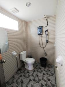 ein Badezimmer mit Toilette und Dusche in der Unterkunft Virginia Homestay 1North Siargao in Burgos