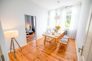 a dining room with a table and chairs at MöwenKoje - Zentral mit PrivatParkplatz in Bremerhaven
