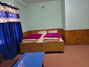 Ένα ή περισσότερα κρεβάτια σε δωμάτιο στο karma Home stay tabo