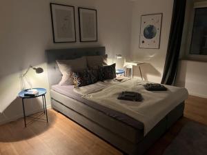 een slaapkamer met een bed met een tafel en een lamp bij Sedan16 in Wuppertal