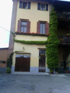 - un bâtiment avec une porte et du lierre dans l'établissement B&b Rosy, à Burago di Molgora