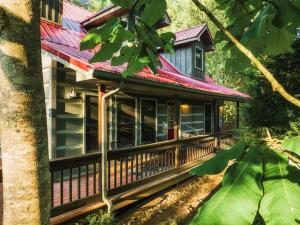 Zahrada ubytování Cozy Hilltop Cabin with Hot Tub & Forest Views