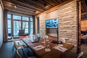 TV a/nebo společenská místnost v ubytování Ammersee-Hotel