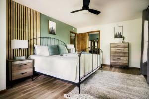 Postel nebo postele na pokoji v ubytování Cozy Hilltop Cabin with Hot Tub & Forest Views