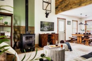 TV a/nebo společenská místnost v ubytování Cozy Hilltop Cabin with Hot Tub & Forest Views