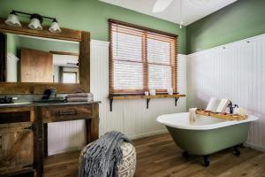 Koupelna v ubytování Cozy Hilltop Cabin with Hot Tub & Forest Views + 89 fotografií