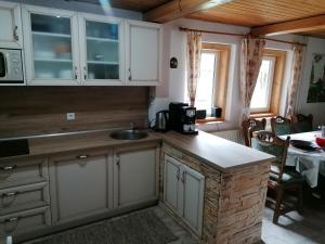 Η κουζίνα ή μικρή κουζίνα στο Chata Rusalka +31 φωτογραφίες