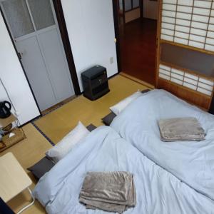 ゲストハウス花縁 - kaen客房内的一张或多张床位