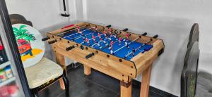 una mesa de madera con un juego de ajedrez en Jasmin Czechinn, en Dauis