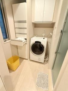 a laundry room with a washer and dryer at 池袋鑫の屋 in Tokyo