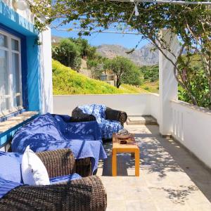 een patio met een tafel en stoelen en uitzicht bij Villa Irene in Kalymnos