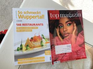 twee tijdschriften bovenop een tafel bij Sedan16 in Wuppertal