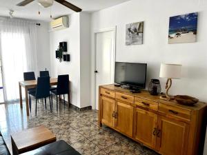 TV a/nebo společenská místnost v ubytování Pool & Sea Apartment