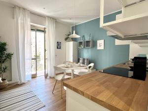 Kuchyň nebo kuchyňský kout v ubytování Blue Apartment - Airport 8 min - AC - Smart TV