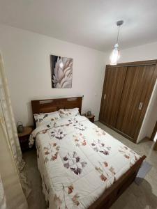 - une chambre avec un grand lit et une couette blanche dans l'établissement Urban F4, à Dakar 5 autres photos