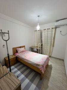 - une chambre avec un lit et une lampe dans l'établissement Urban F4, à Dakar