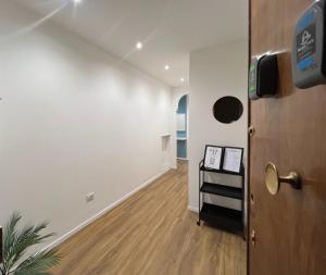 TV a/nebo společenská místnost v ubytování Blue Apartment - Airport 8 min - AC - Smart TV