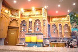 eine Küche mit einem großen Raum mit einer Bibliotheksbar in der Unterkunft Hawaii Paradise Aqua Park Resort - Families and Couples Only in Hurghada