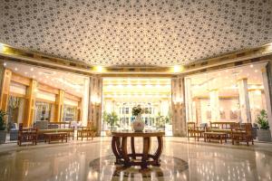 eine Lobby mit einem Tisch und einer Vase darauf in der Unterkunft Hawaii Paradise Aqua Park Resort - Families and Couples Only in Hurghada + 61 Fotos