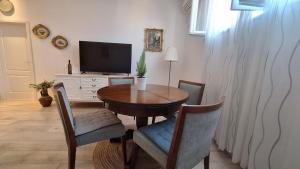 Televízia a/alebo spoločenská miestnosť v ubytovaní Apartment Factory