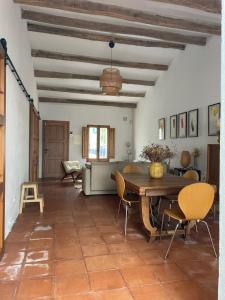 a dining room with a table and chairs at Maison de village avec piscine à 10 min de la plage Costa Brava in Sant Feliu de Guixols