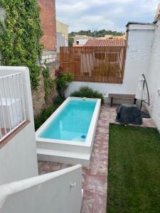 a swimming pool in the backyard of a house at Maison de village avec piscine à 10 min de la plage Costa Brava in Sant Feliu de Guixols