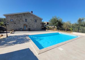 Sobreira FormosaCasa Picau的一栋楼前有游泳池的别墅