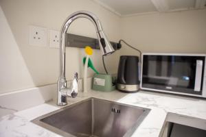 Nhà bếp/bếp nhỏ tại Luxury One-Bedroom Apt AlRimal-4