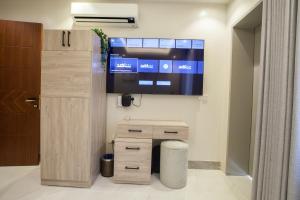 TV/trung tâm giải trí tại Luxury One-Bedroom Apt AlRimal-4 +11 ảnh