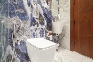 Phòng tắm tại Luxury One-Bedroom Apt AlRimal-4