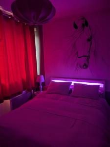 MeymacにあるLa petite Ganetteのベッドルーム1室(馬頭付きのベッド1台付)