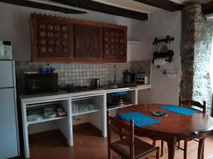 Kuchyň nebo kuchyňský kout v ubytování Le Gîte Latour Milieu