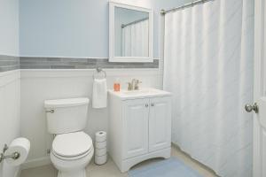 Et badeværelse på Contemporary Urban Home + 44 billeder