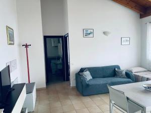 ein Wohnzimmer mit Sofa und Tisch in der Unterkunft Casa Caretta in Policoro + 14 Fotos