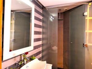 Bilik mandi di Beautiful View on the sea at Casa-Marina 13 +34 gambar
