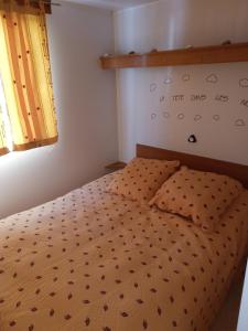 Ένα ή περισσότερα κρεβάτια σε δωμάτιο στο Camping l'escale