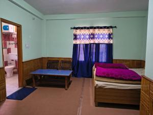 Ένα ή περισσότερα κρεβάτια σε δωμάτιο στο karma Home stay tabo