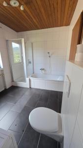 Photo de la galerie de l'établissement Ferienwohnung Pele, à Freudenberg am Main