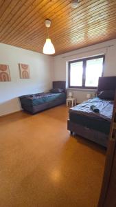 una grande camera con due letti e un divano di Ferienwohnung Pele a Freudenberg am Main