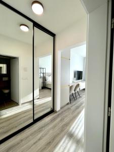 TV a/nebo společenská místnost v ubytování Brand New Minimalist Flat, Free Parking & Wifi