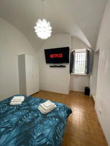 una camera da letto con un letto e un cartello sul muro di Blue Iris Home Sanremo a Sanremo