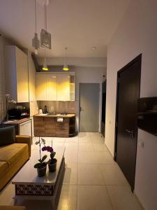 Una sala de estar y una cocina con un sofá y una mesa. en orbeliani cozy flat, en Tiflis