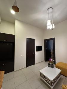 una sala de estar con una mesa y un sofá en orbeliani cozy flat, en Tiflis 5 fotos más