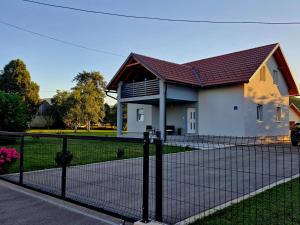 una casa con una recinzione davanti di Kuća za odmor Mirna a Gospić